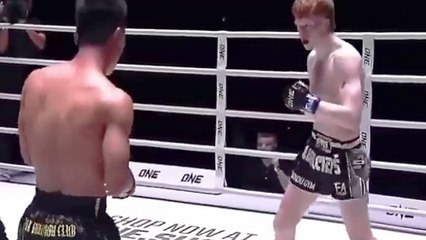 Come back exceptionnel durant un match de boxe thaï