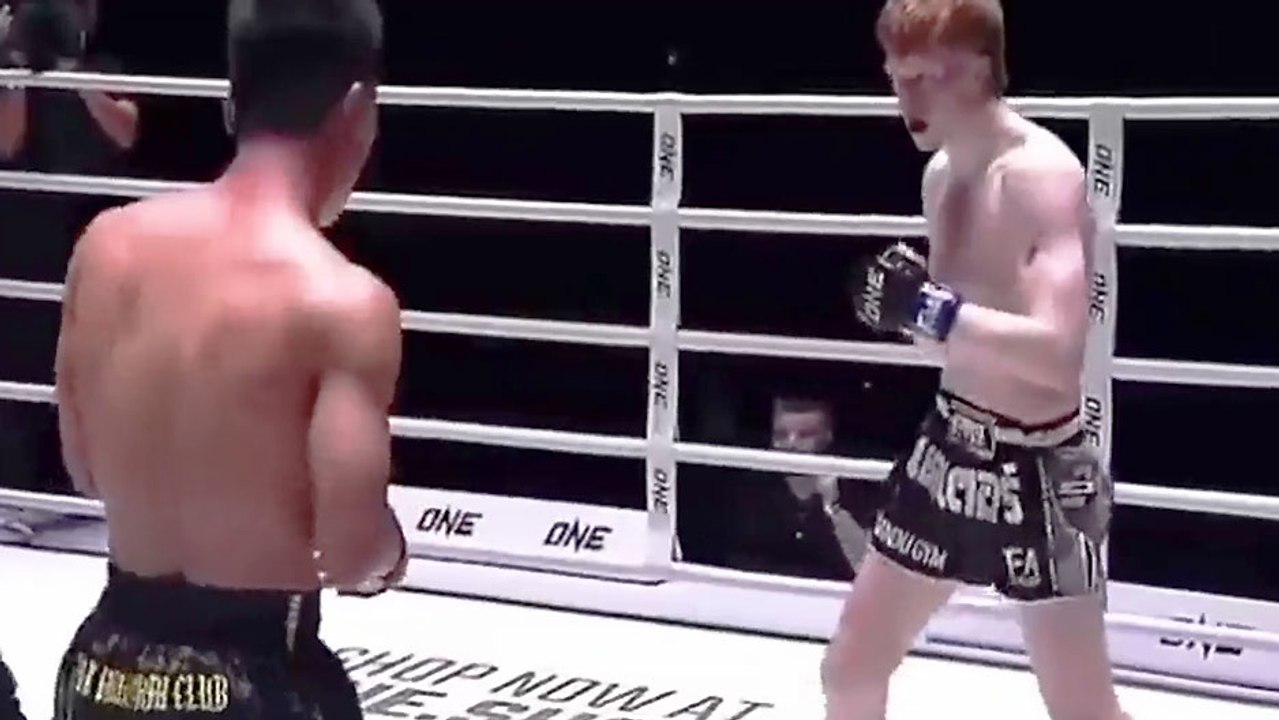 Come back exceptionnel durant un match de boxe thaï