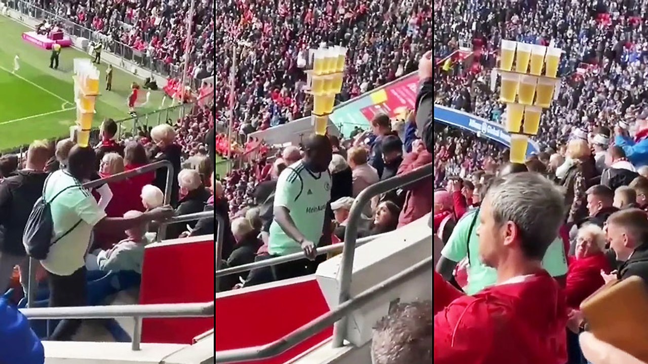 Un homme va chercher des  bières