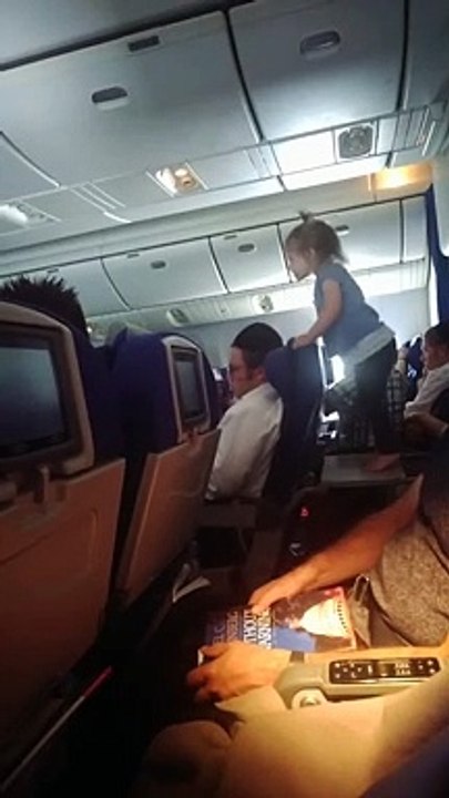 Criança aos pulos em avião