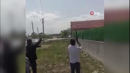 Sırayla havaya ateş eden düğün magandaları kamerada