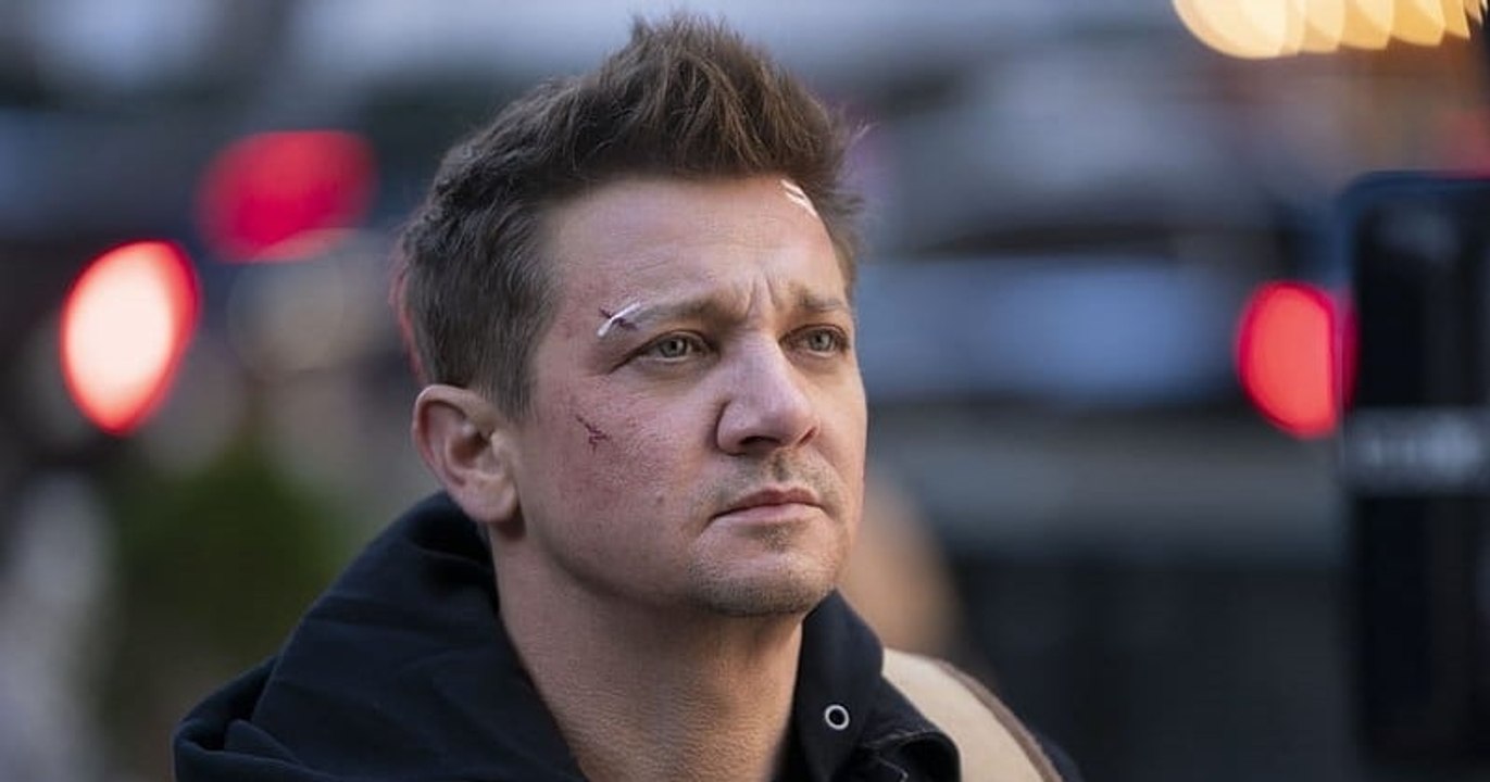 Aidé d'une canne, Jeremy Renner fait une nouvelle apparition publique accompagné de sa fille
