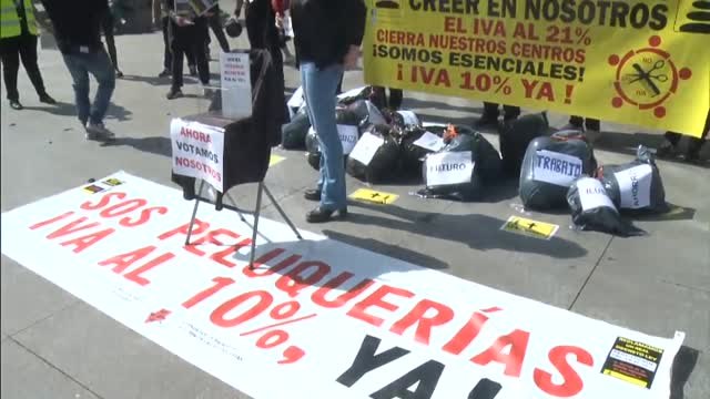 Peluqueros de toda España vuelven a salir a la calle para pedir el IVA reducido