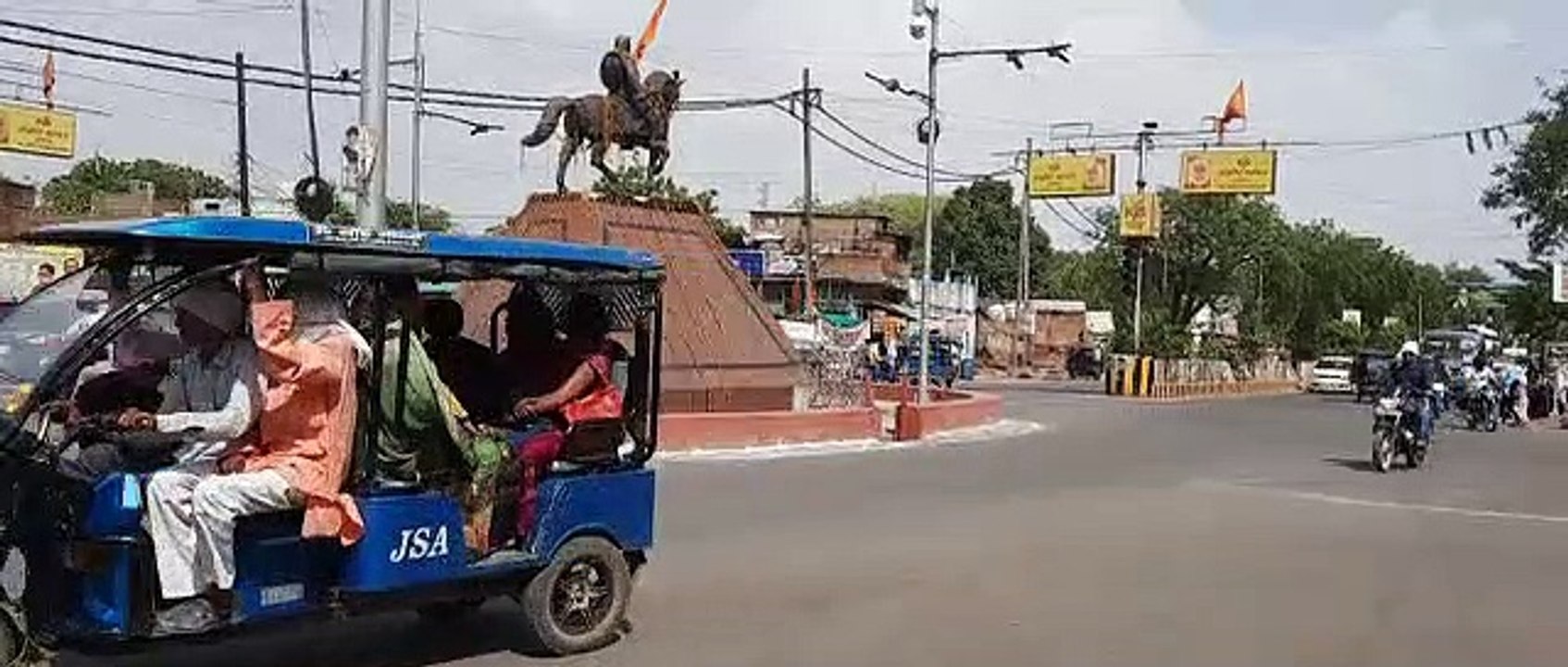 दिन में सूनी हो जा रही सड़कें