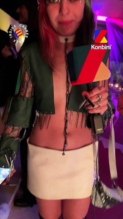 On a croisé libellule à la soirée Instagram à Cannes et deux choses à retenir : sa jupe tient avec son collier et elle sait (presque) tout faire avec ses loooooongs ongles.