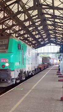 Passage d'une BB27000 avec son convoi de fret en gare de Blois
