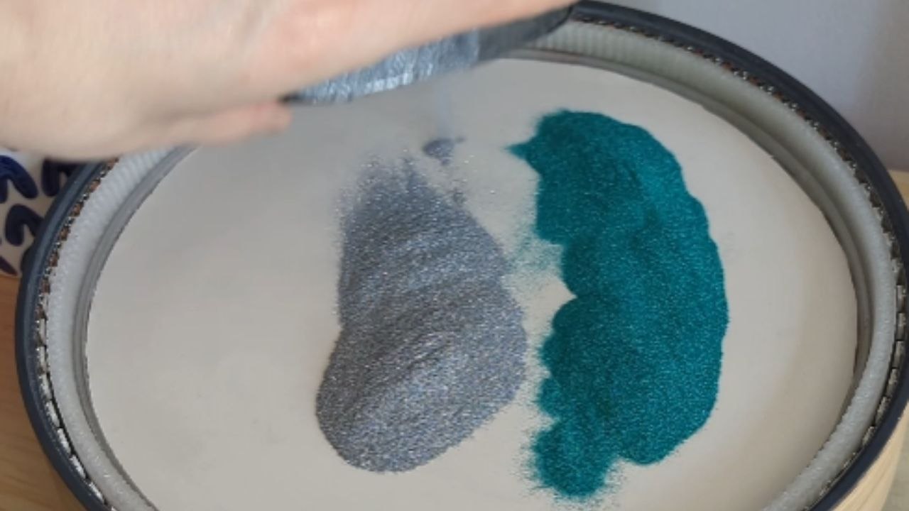 Kinetic Art Canvas blends two colors of glitter together and draws an elephant