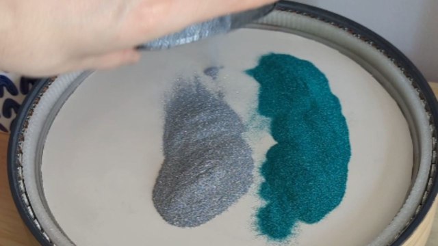 Kinetic Art Canvas blends two colors of glitter together and draws an elephant