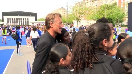 Coupe du monde féminine - Le trophée présenté à Paris