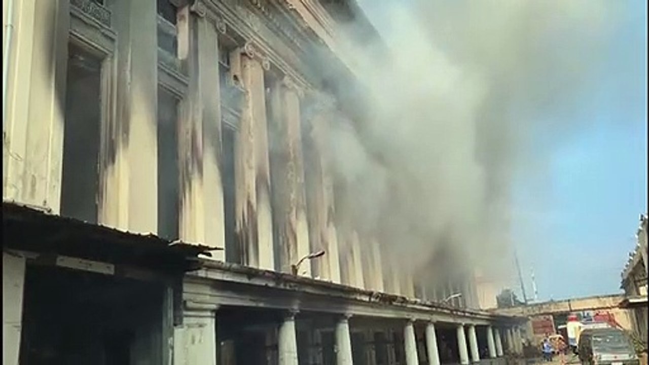 Feuer zerstört historisches Postamt von Manila