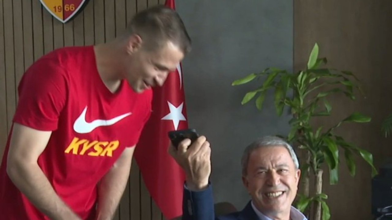 Hulusi Akar, Kayserisporlu Kolovetsios’u Yunanistan Savunma Bakanı ile konuşturdu