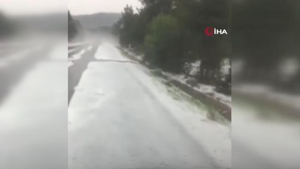 Dolu yağışı yolları beyaza bürüdü