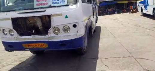 गलते जा रहे बसों में लगे लकड़ी के पटिया, घटनाओं को दे रहे दावत