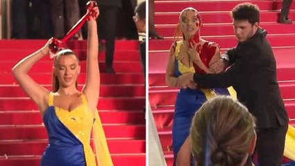 Cannes Film Festivali'nde ilginç anlar! Savaşı protesto eden kadın üzerine sahte kan döktü