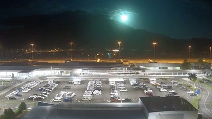 Moment bright green meteor lights up Australian skies