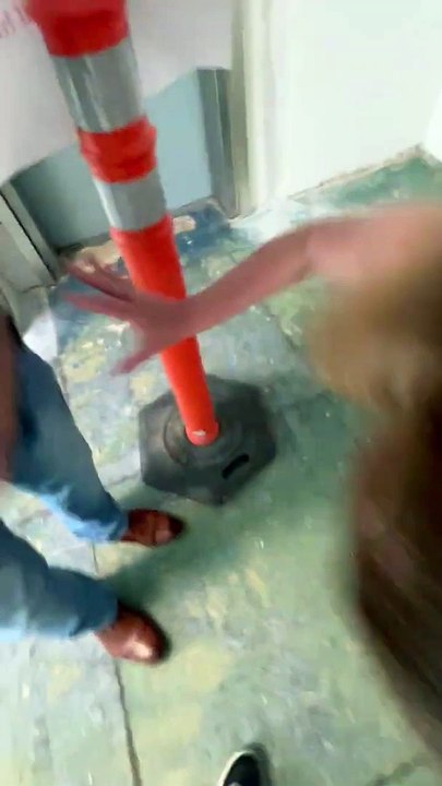 Quand les tongs de maman sont coincés au sol