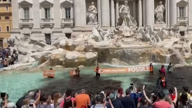Des écologistes versent du liquide noir dans le bassin de la Dolce Vita