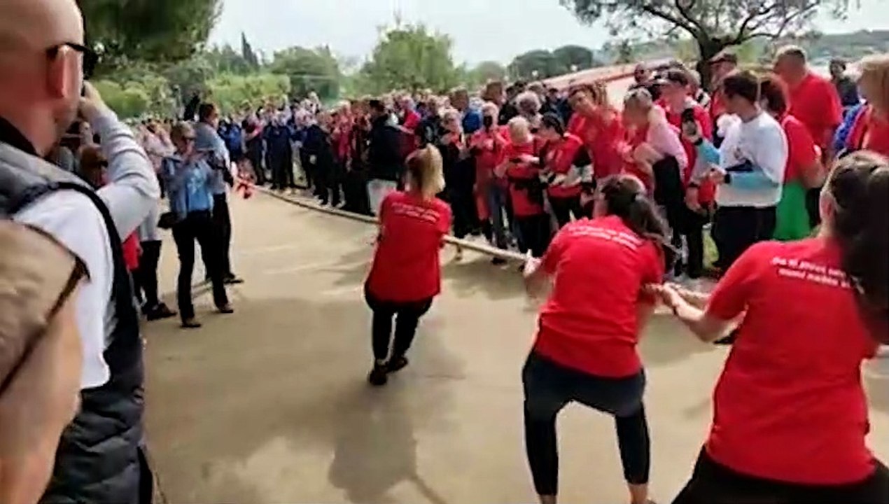 Une femme ne comprend pas bien les règles du jeu du tir à la corde