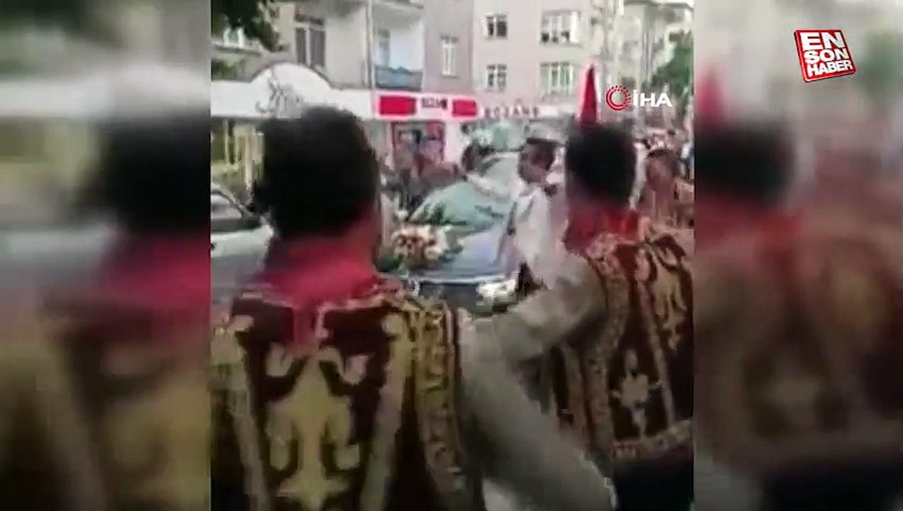 Ankara’da düğün konvoyları karşılaştı, damatlar karşılıklı oynadı