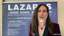 Manuel Agnelli nei panni dell'alieno Newton in Lazarus di Bowie