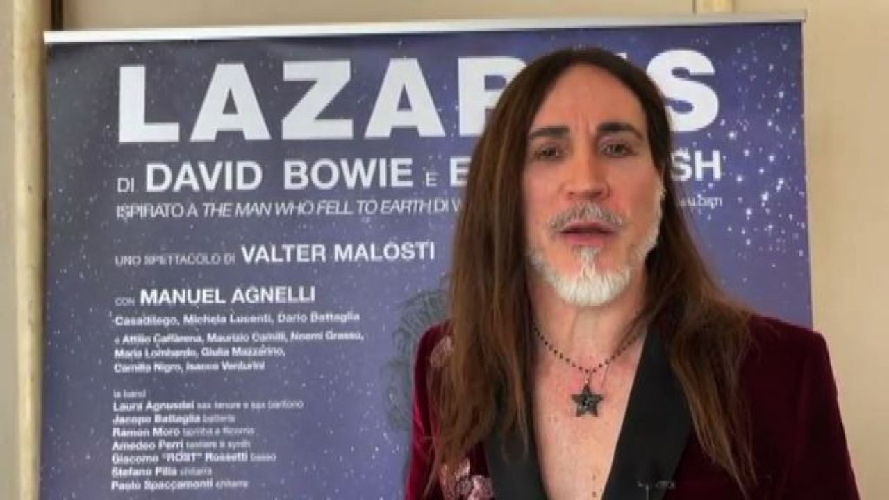 Manuel Agnelli nei panni dell'alieno Newton in Lazarus di Bowie