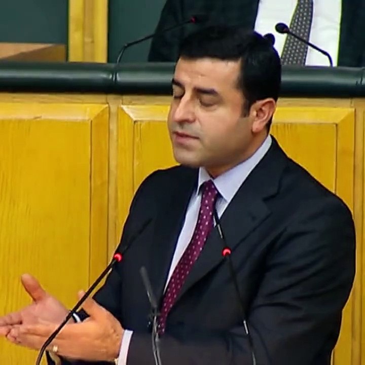 Selahattin Demirtaş'tan 'silkinme' çağrısı: Sen bu saraydan hesap soracak halksın, halk! Ayağa kalk!