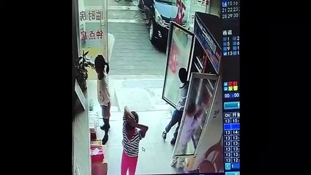 Un gamin tente d'escalader un frigo... mauvaise idée