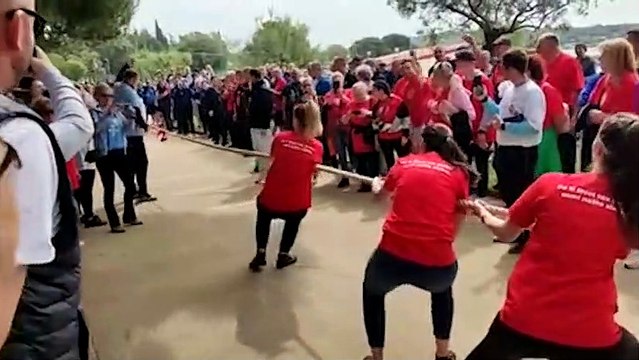 Elle n'a rien compris aux règles du jeu du tir à la corde