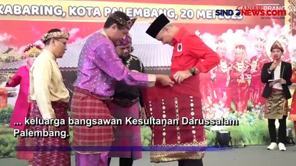 Momen Ganjar Pranowo Diberi Tanjak Melayu jadi Keluarga Kesultanan Palembang