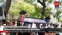 Protestan contra SCJN en Veracruz; exhiben ataúdes con efigies de los ministros