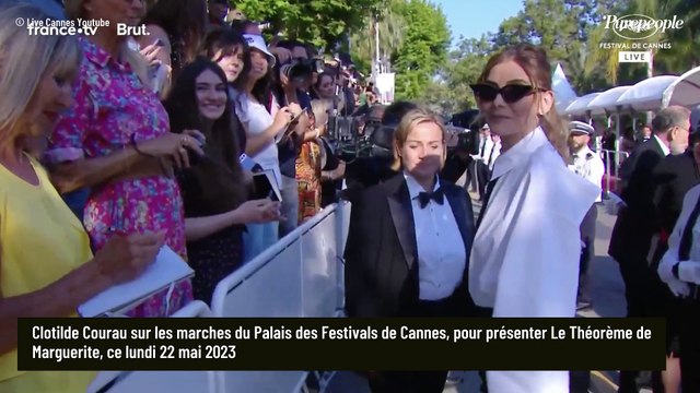 Cannes 2023 : Clotilde Courau et sa cravate XXL, chicissime devant Jean-Pierre Darroussin et sa célèbre femme