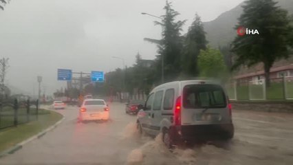 Amasya'da sağanak yolları dereye çevirdi, vatandaşlar zor anlar yaşadı