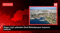 Süper Lig'e yükselen İzmit Belediyespor kupasını kaldırdı