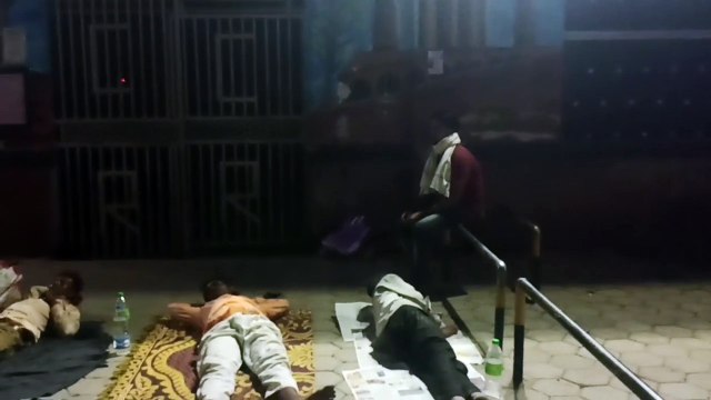 वीडियो स्टोरी : ट्रेनों में तत्काल टिकट के लिए मारामारी, आधी रात बिस्तर लेकर स्टेशन पहुंच रहे यात्री