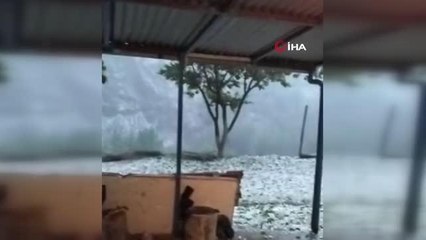 Adıyaman'da ceviz büyüklüğünde dolu yağdı