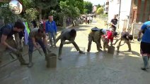Forlì, giovani volontari formano una catena umana per liberare le strade dal fango