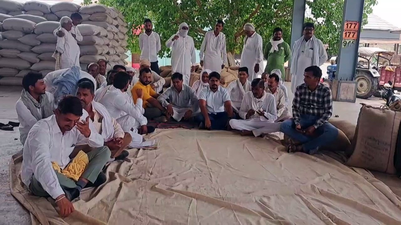 किसानों ने क्रय-विक्रय सरकारी समिति के ताला लगाकर किया विरोध प्रदर्शन