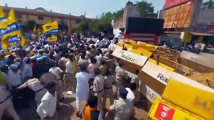सीएम हाउस घेरने जा रहे आप कार्यकर्ताओं ने दिखाई ताकत, पुलिस ने की ये कार्रवाई....