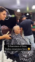 Peluqueros se rapan en apoyo a clienta con cáncer.