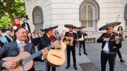 Mariachis de Guanajuato interpretan "El Rey" por las calles de Madrid