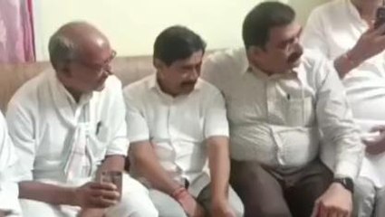 देवास: पूर्व मुख्यमंत्री दिग्विजय सिंह पहुंचे देवास, पूर्व मंत्री दीपक जोशी से की चर्चा