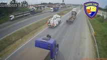 Câmera de segurança mostra momento em que caminhão passa em cima de motociclistas na BR-277