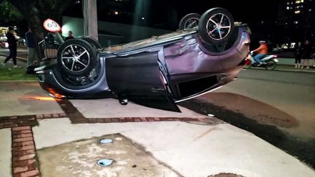 Acidente seguido de capotamento é registrado na Rua Recife esquina com Rua Salgado Filho