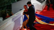 Cannes Film Festival: रेड कार्पेट पर खून से लथपथ हो गई महिला, रूस के खिलाफ 'खतरनाक' प्रदर्शन