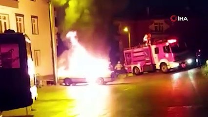 Park halindeki otomobil alevler için kaldı