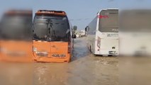 Mersin-Tarsus karayolunu su bastı araçlar su altında kaldı