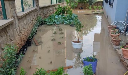 Mersin'de sağanak yağış hayatı olumsuz etkiledi! Yollar göle döndü