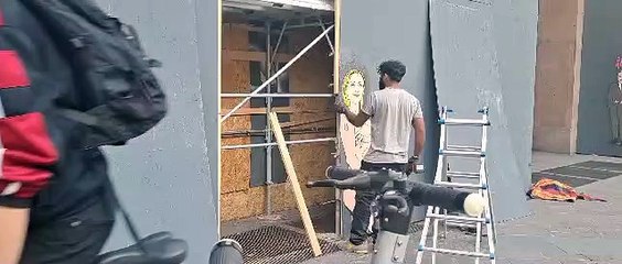 Milano, rimossa l'opera Power Is Female