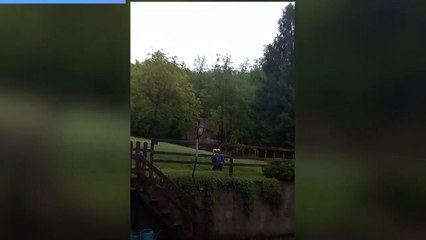 Coppia col cane intrappolata dalle frane. Salvataggio da brividi in elicottero