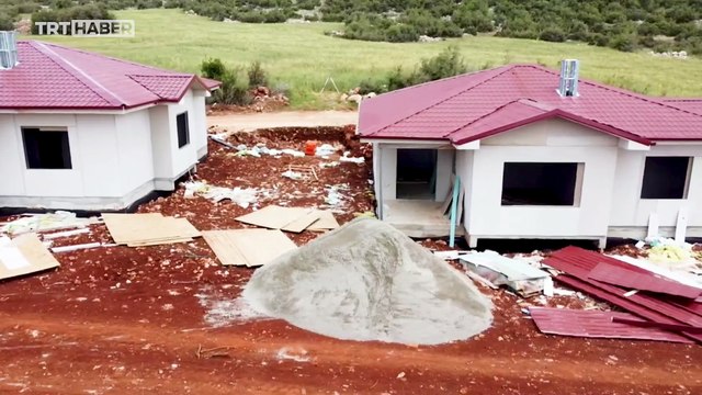 Deprem bölgesindeki köy evleri ileri yapı teknolojisiyle inşa ediliyor